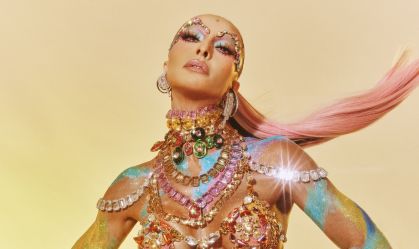 Sabrina Sato abre maratona carnavalesca do final de semana com look cravejado com três mil cristais