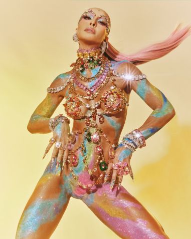 Sabrina Sato abre maratona carnavalesca do final de semana com look cravejado com três mil cristais • Gabriela Schmidt/Divulgação