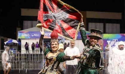Casal de mestre-sala e porta-bandeira da Imperadores Rubro-negros