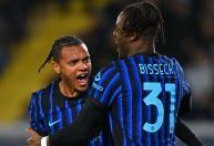 Inter vence Lecce e dispara na liderança do italiano