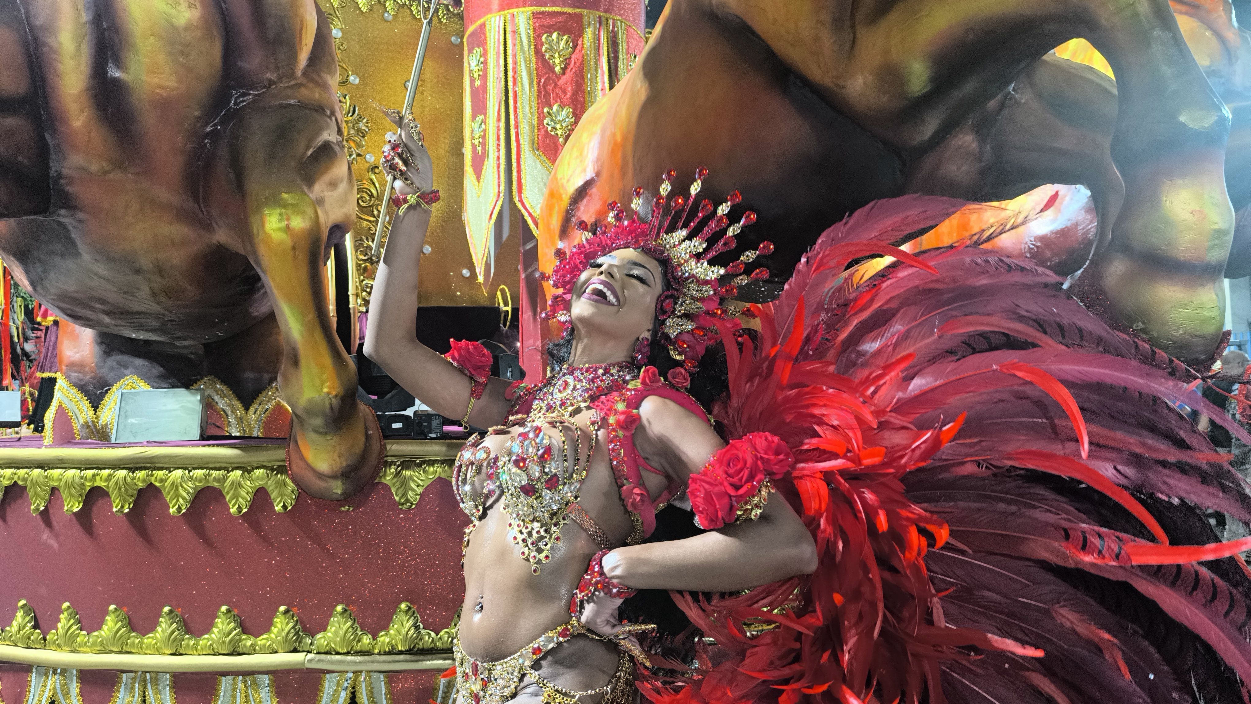 Jéssica Almeida desfila como Maria Padilha na Sapucaí no Carnaval do Rio • Eduardo Senra