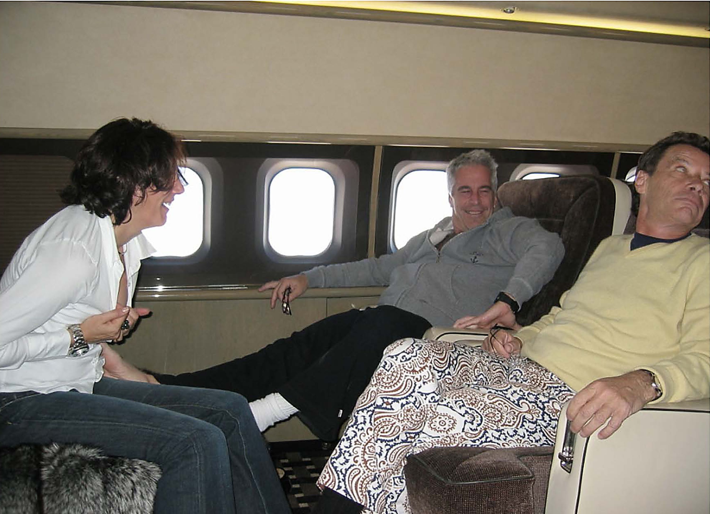 Jean-Luc Brunel (à direita), Jeffrey Epstein e Ghislaine Maxwell (à esquerda) em seu jato particular