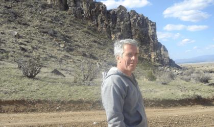 Imagem de Jeffrey Epstein divulgada pelo Departamento de Justiça dos EUA