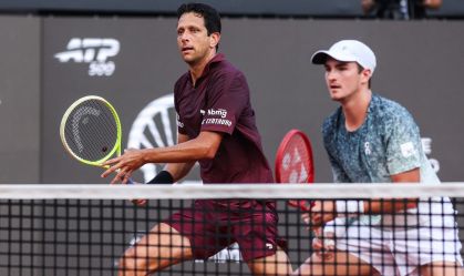 João Fonseca e Marcelo Melo em ação neste sábado, no Rio Open