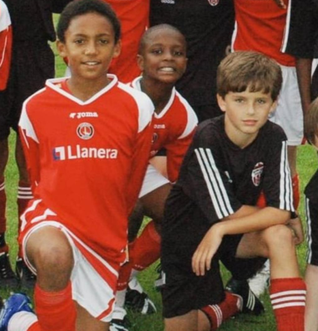 Joe Gomez e Timothée Chalamet fotografados juntos quando crianças • Divulgação/Manhattan Kickers FC