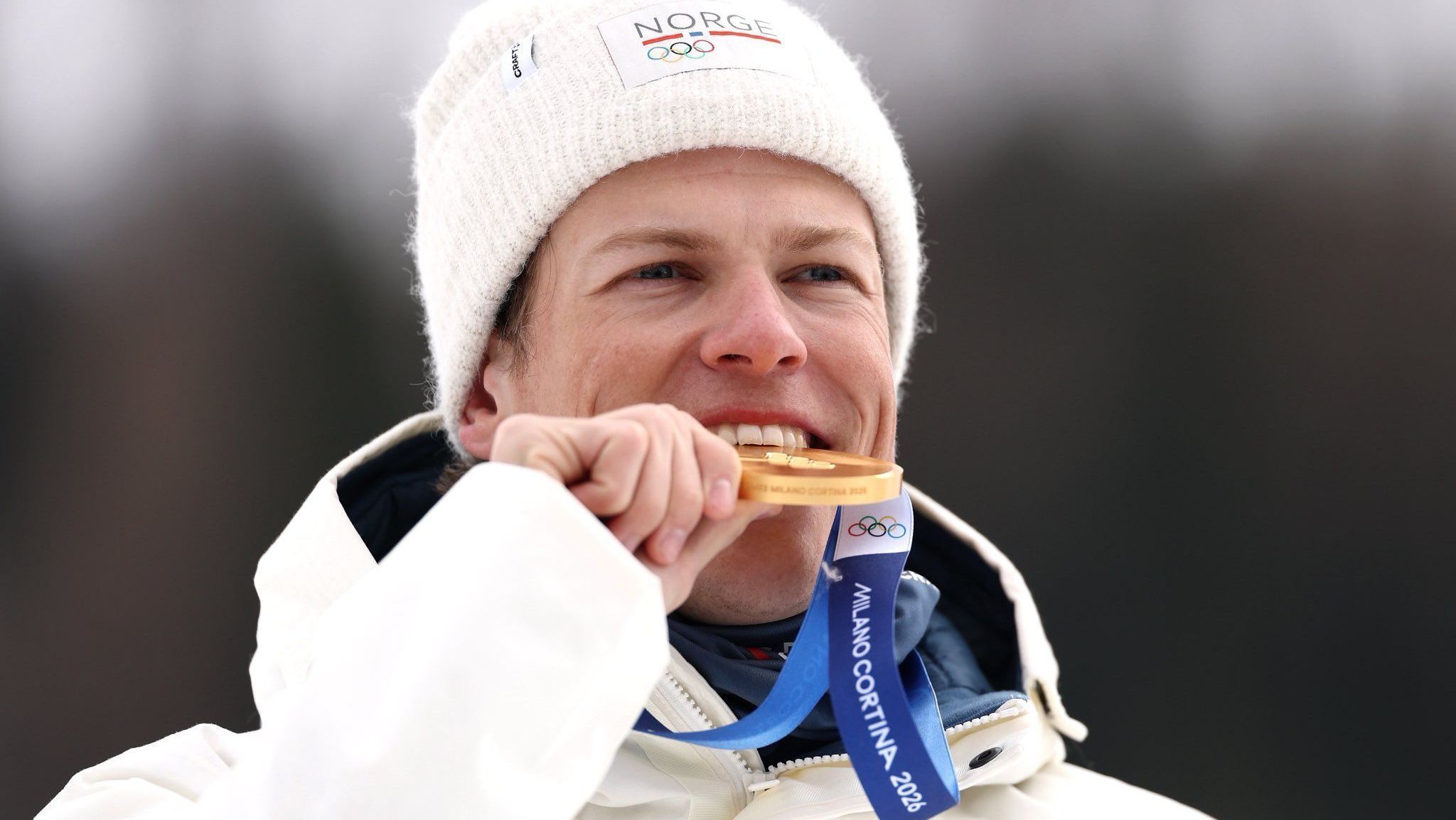 Johannes Klaebo segura a medalha de ouro