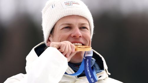 Johannes Klaebo segura a medalha de ouro