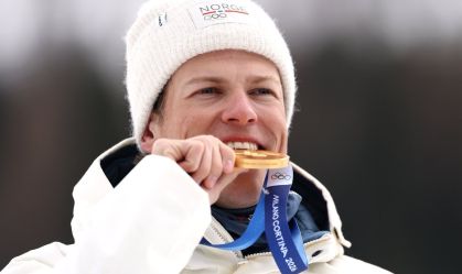 Johannes Klaebo segura a medalha de ouro
