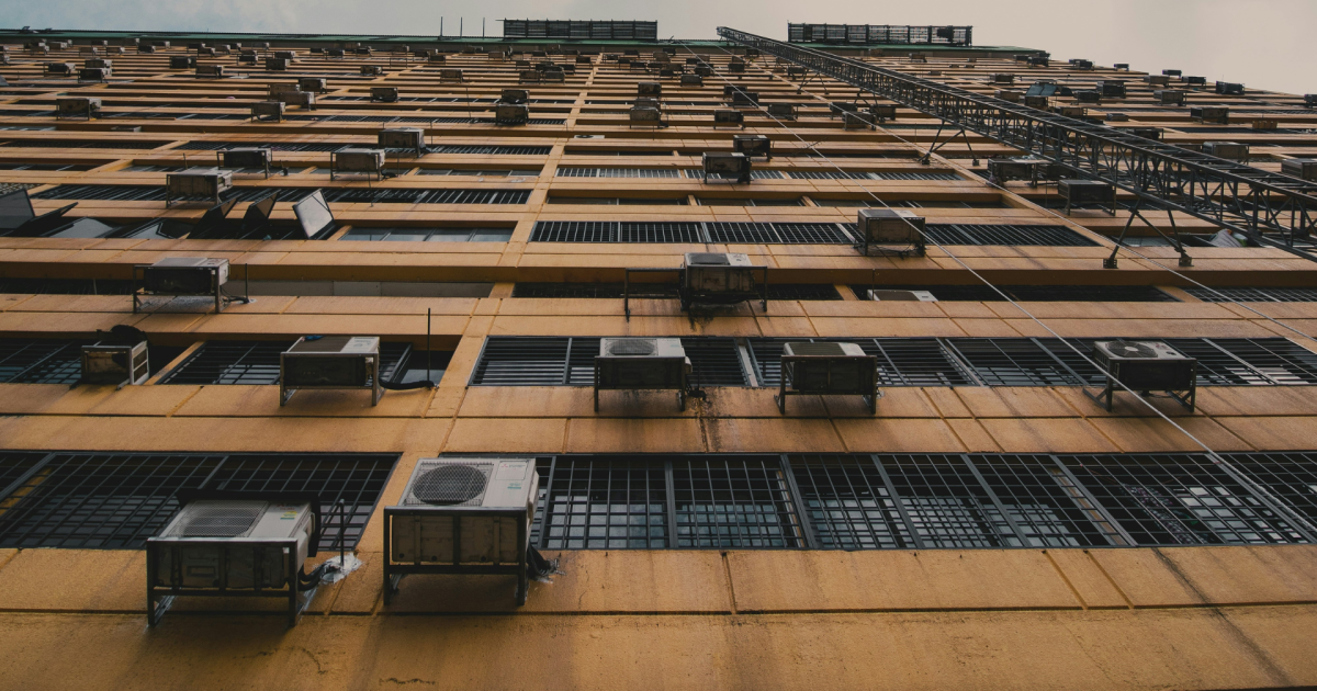 Por que prédios e condomínios proíbem instalação de ar-condicionado