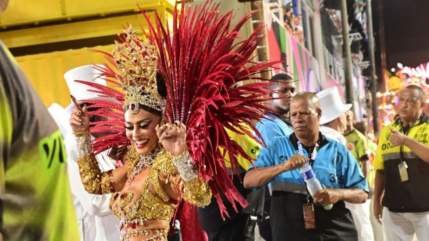 Juliana Paes no retorno ao posto de rainha de bateria da Viradouro • Leo Franco / AgNews