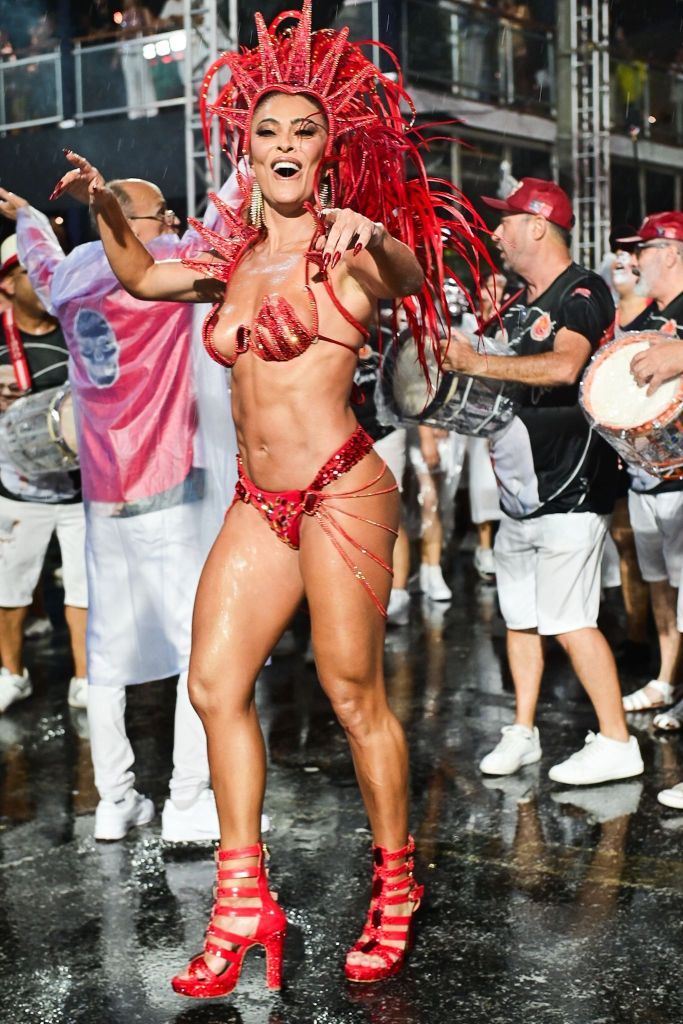 Juliana Paes ensaia pela Unidos do Viradouro na Marquês de Sapucaí