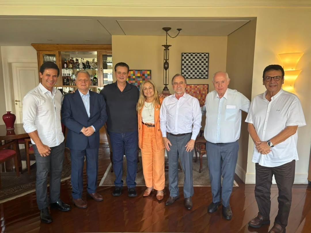 Os deputados Rogério Nogueira, Mauro Bragato, Maria Lúcia Amary, Dirceu Dalben, Barros Munhoz e Carlão Pignatari, juntos ao presidente do PSD, Gilberto Kassab