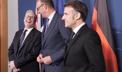 Premiê britânico, Keir Starmer, presidente francês, Emmanuel Macron, e chanceler alemão, Friedrich Merz,, participam de reunião em Munique