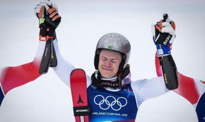 Lucas Pinheiro comemorando após descida no slalom gigante