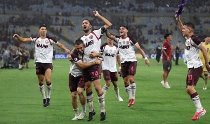 Jogadores do Lanús comemoram o título da Recopa no Maracanã