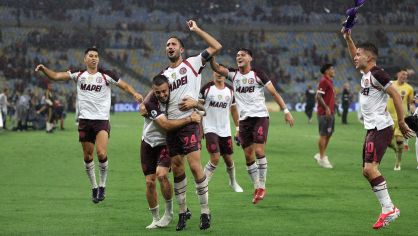 Jogadores do Lanús comemoram o título da Recopa no Maracanã