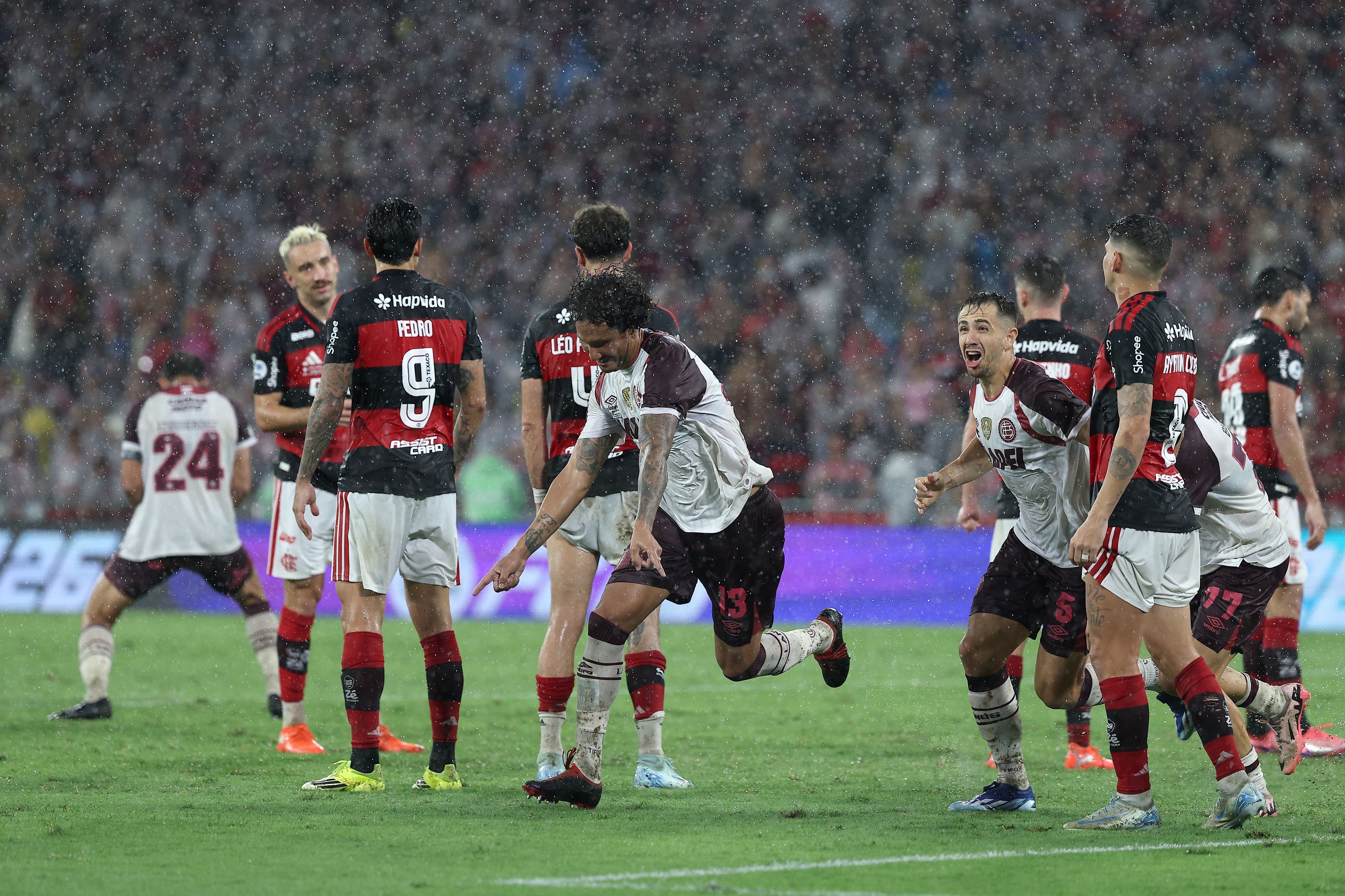 Jogadores do Lanús comemoram o gol do título da Recopa Sul-Americana sobre o Flamengo