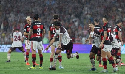 Jogadores do Lanús comemoram o gol do título da Recopa Sul-Americana sobre o Flamengo