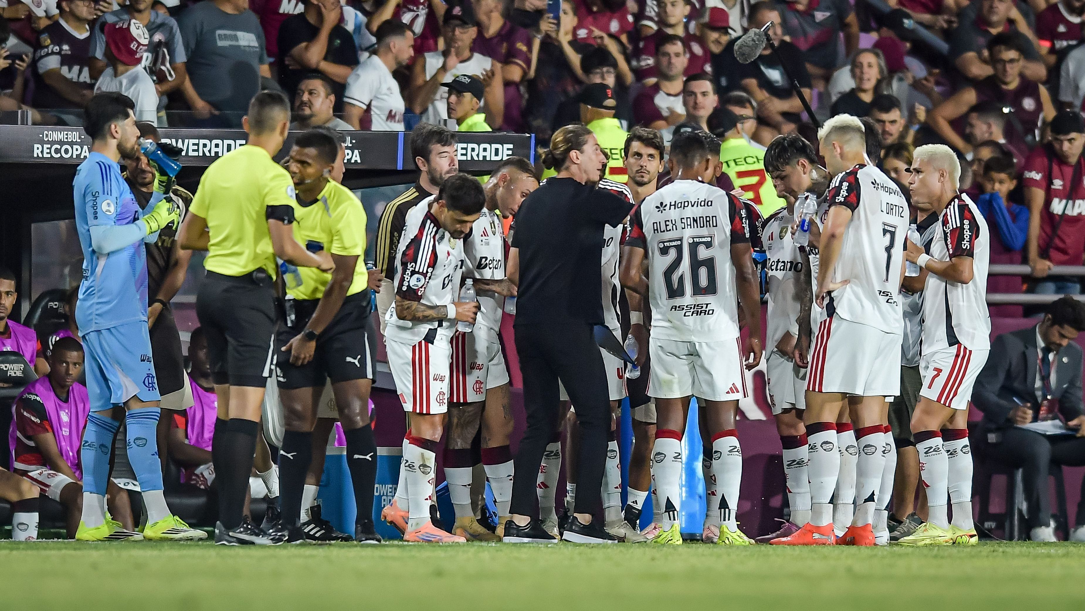 Time do Flamengo conversa com Filipe Luís na pausa para reidratação no jogo contra o Lanús