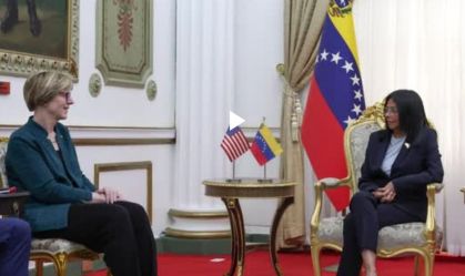 Laura Dogu, enviada dos EUA, e Delcy Rodríguez, se reúnem na Venezuela