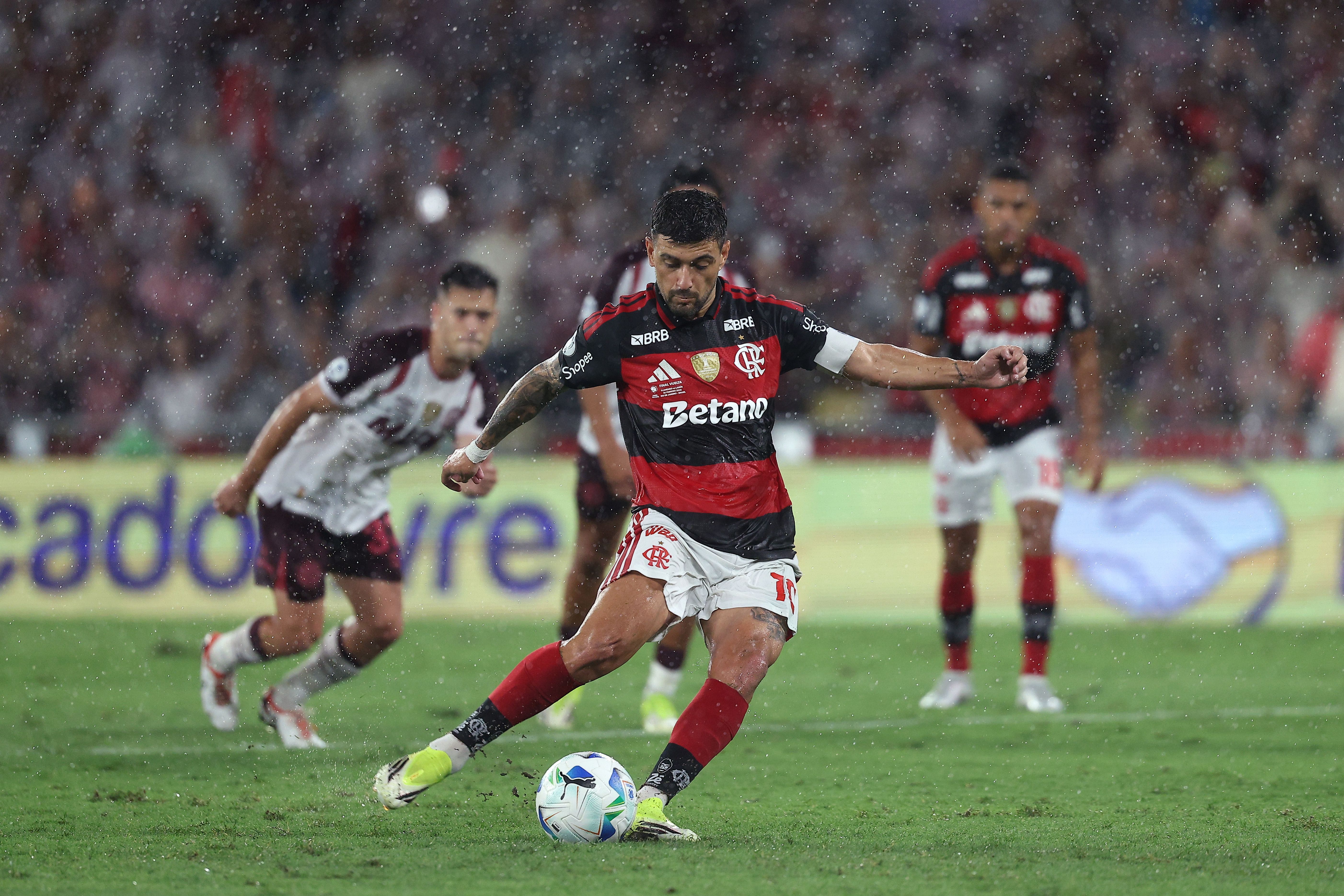 Arrascaeta converte pênalti e deixa tudo igual no Maracanã
