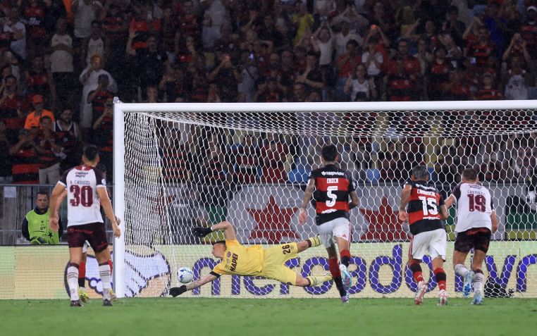 Arrascaeta converte pênalti para empatar a partida contra o Lanús no Maracanã • Buda Mendes/Getty Images