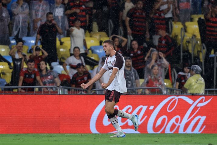 Rodrigo Castillo comemora o primeiro gol do Lanús sobre o Flamengo • Buda Mendes/Getty Images