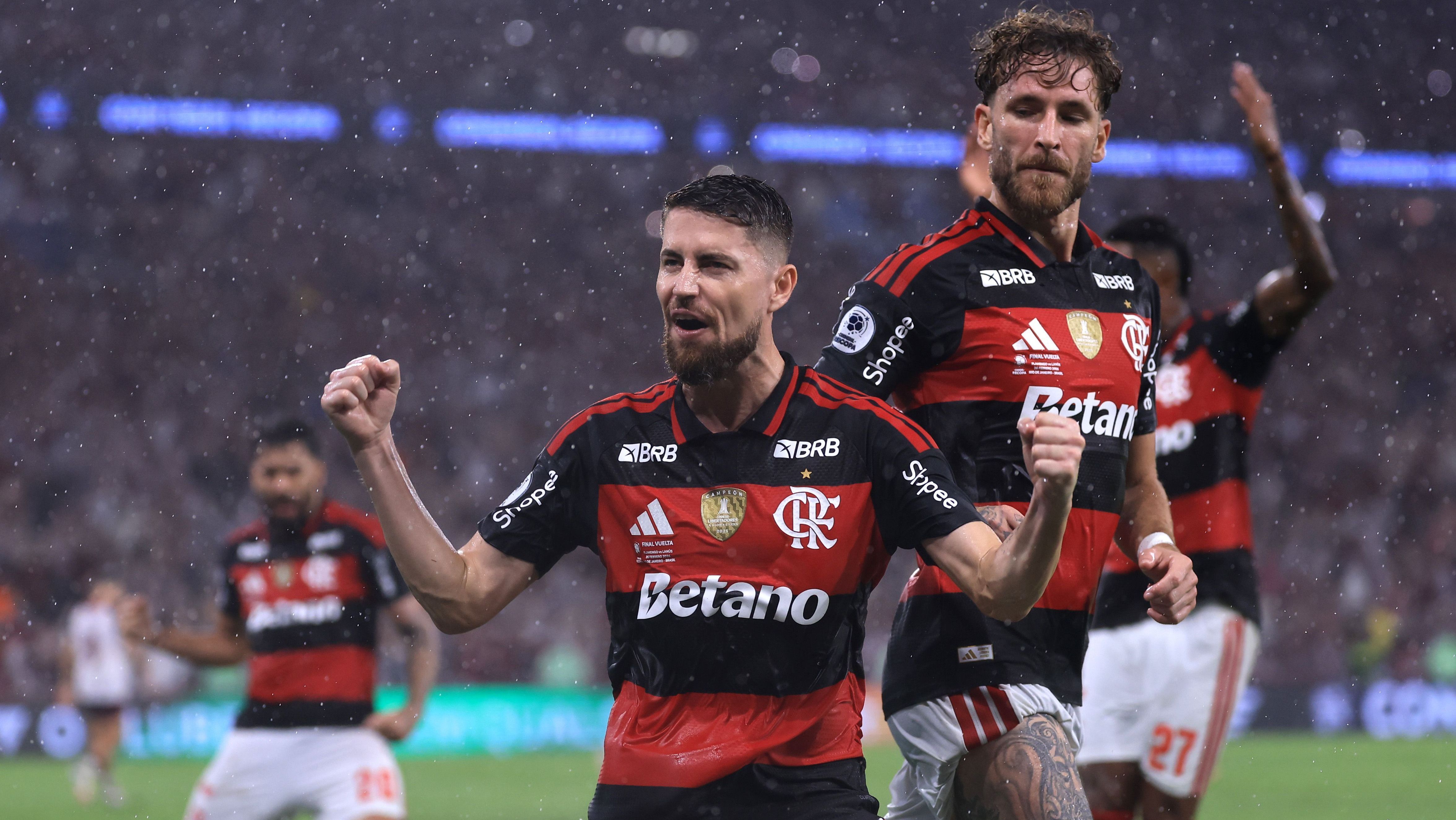 Jogadores do Flamengo comemorando durante partida