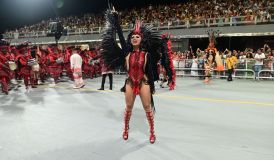 Carnaval: veja looks das rainhas de bateria no 1º dia de desfiles em SP