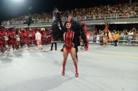 Carnaval: veja looks das rainhas de bateria no 1º dia de desfiles em SP