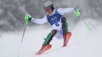 Lucas Pinheiro Braathen cai no slalom e fica fora da disputa por medalha
