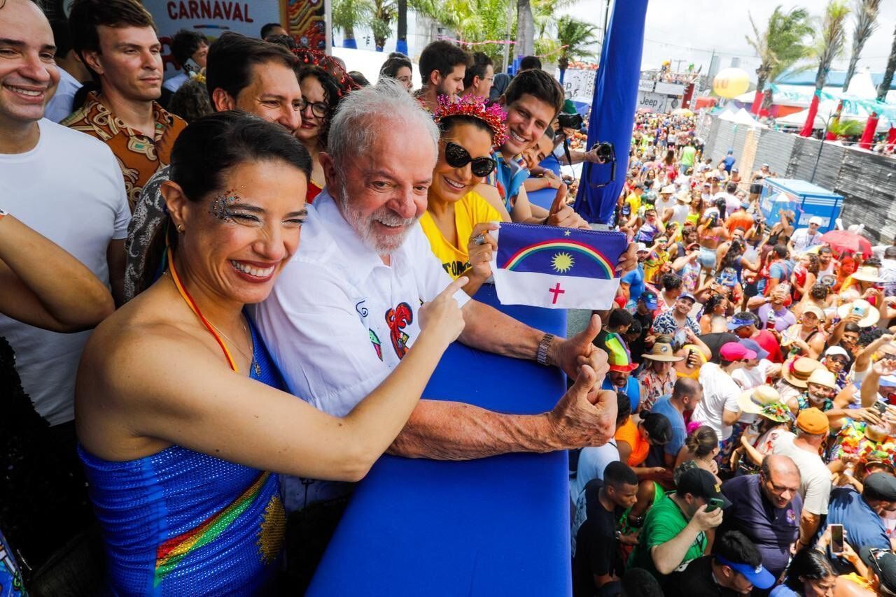 O presidente Luiz Inácio Lula da Silva ao lado da governadora Raquel Lyra (à esquerda), a primeira-dama Janja (à direita), o prefeito João Campos e a deputada Tabata Amaral no fundo • Miva Filho/Instagram @raquellyraoficial