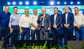 Lula posa com prefeitos do PL e brinca: Valdemar vai bater neles