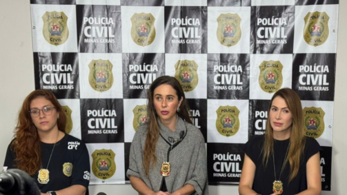 Mesa da coletiva (da esquerda para direita): Escrivã Giovanna, delegada Danúbia Quadros (chefe do Departamento de Família) e delegada Larissa Mascotte (responsável pela investigação pela Delegacia Especializada de Combate à Violência Sexual em BH