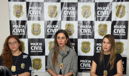 Mesa da coletiva (da esquerda para direita): Escrivã Giovanna, delegada Danúbia Quadros (chefe do Departamento de Família) e delegada Larissa Mascotte (responsável pela investigação pela Delegacia Especializada de Combate à Violência Sexual em BH