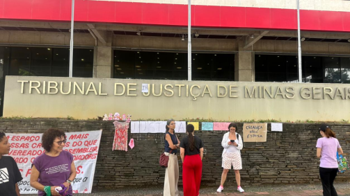 Imagens do ato na frente do TJMG mostram mulheres com cartazes e ursos de pelúcias no local