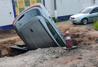 Motorista abandona carro em buraco de obra em Diadema (SP); veja imagem