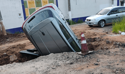 Motorista abandona carro em buraco de obra em Diadema (SP); veja imagem