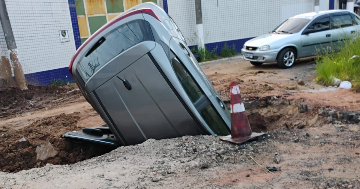 Motorista abandona carro em buraco de obra em Diadema (SP); veja imagem