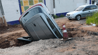 Motorista abandona carro em buraco de obra em Diadema (SP); veja imagem