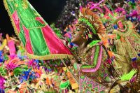 Com ciência popular na avenida, Mangueira fecha o primeiro dia na Sapucaí