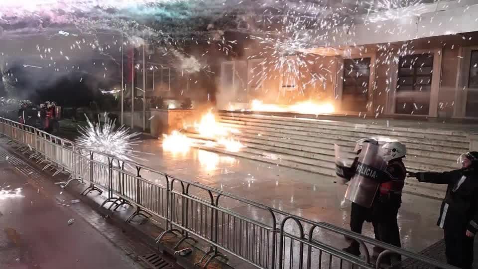 Manifestantes entram em confronto com polícia na Albânia