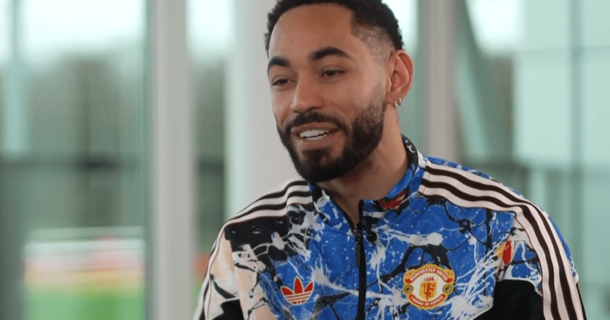 Matheus Cunha ironiza torcedor do United: “Nem aí para o corte de cabelo”