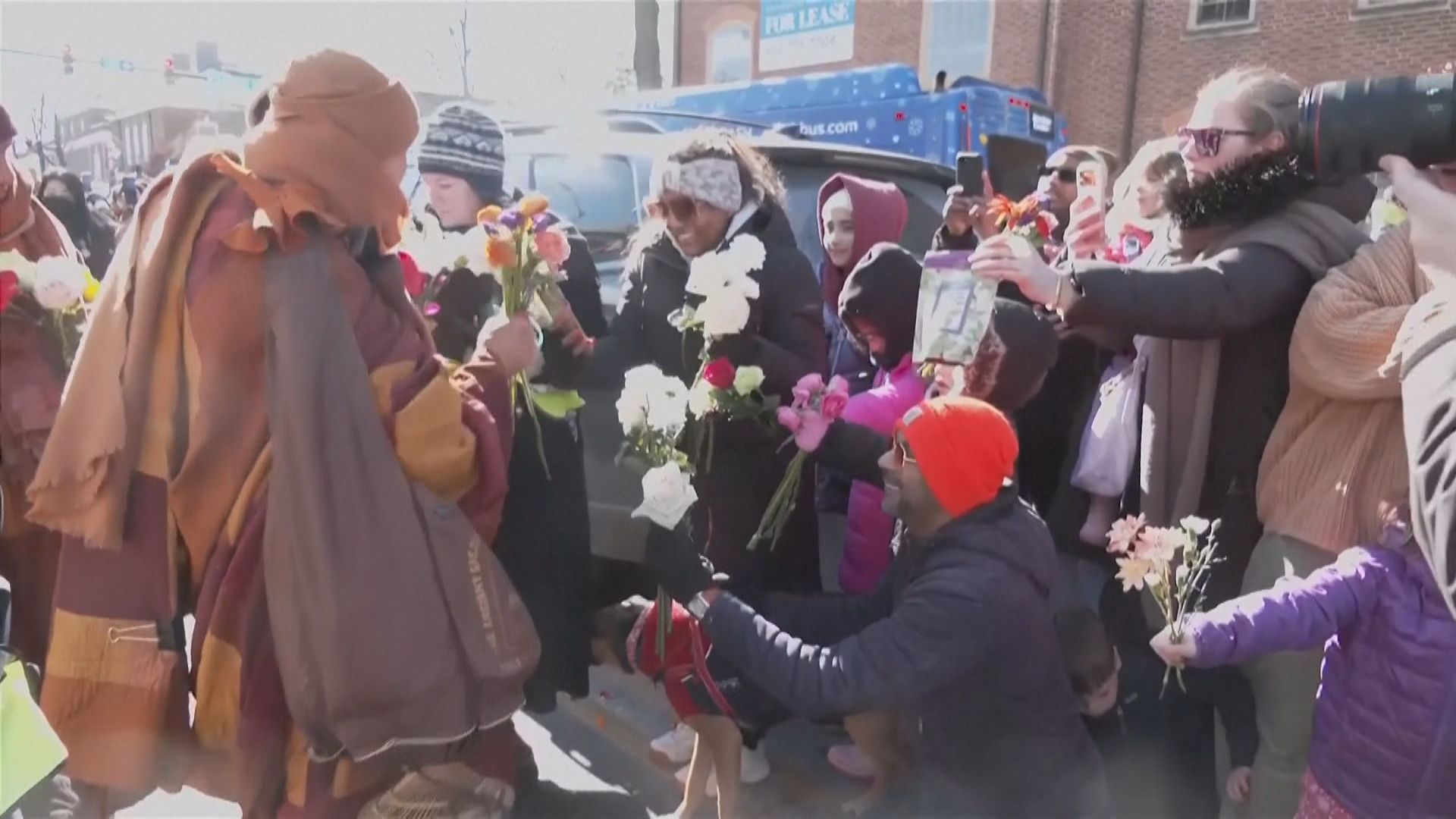 Monges recebem flores em Caminhada da Paz nos EUA
