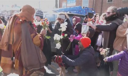 Monges budistas andam mais de três mil km em "Caminhada da Paz" nos EUA