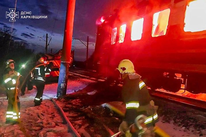 Nesta foto fornecida pelo Serviço de Emergência da Ucrânia, bombeiros combatem o incêndio após drones russos atingirem um trem de passageiros na região de Kharkiv, em 27 de janeiro • Serviço de Emergência Ucraniano/AP via CNN Newsource