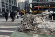 Nevasca em NY: correspondente da CNN mostra montanhas de gelo sujo