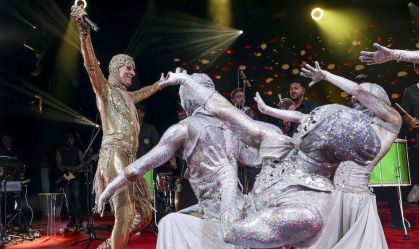 Ney Matogrosso, Iza e bateria da Imperatriz fazem show prévio de Carnaval