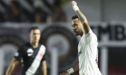 Neymar faz golaço contra o Vasco na Vila Belmiro