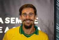 Nicolas Prattes revela maratona para assistir desfile de Sabrina Sato